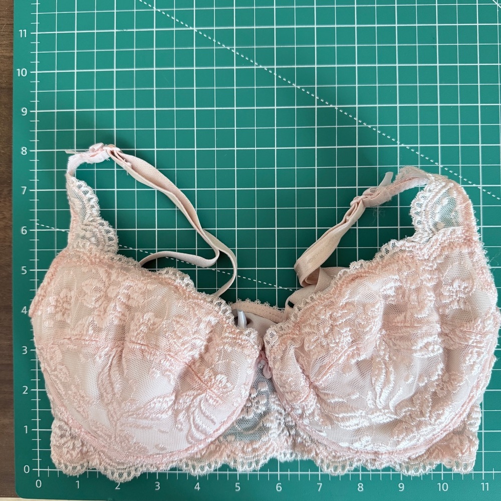 Elegant Lace Underwire Bra in Light Pink